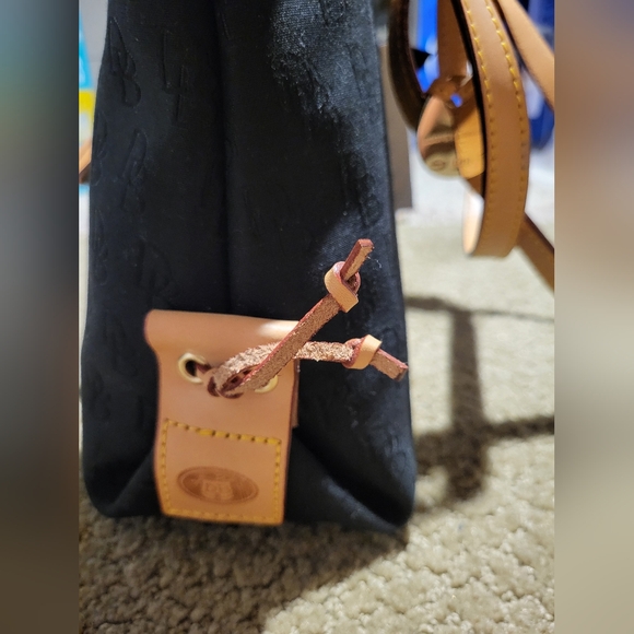 NWT Dooney & Bourke Large Tassel Zip Top Signature Black Purse - Picture 3 of 7